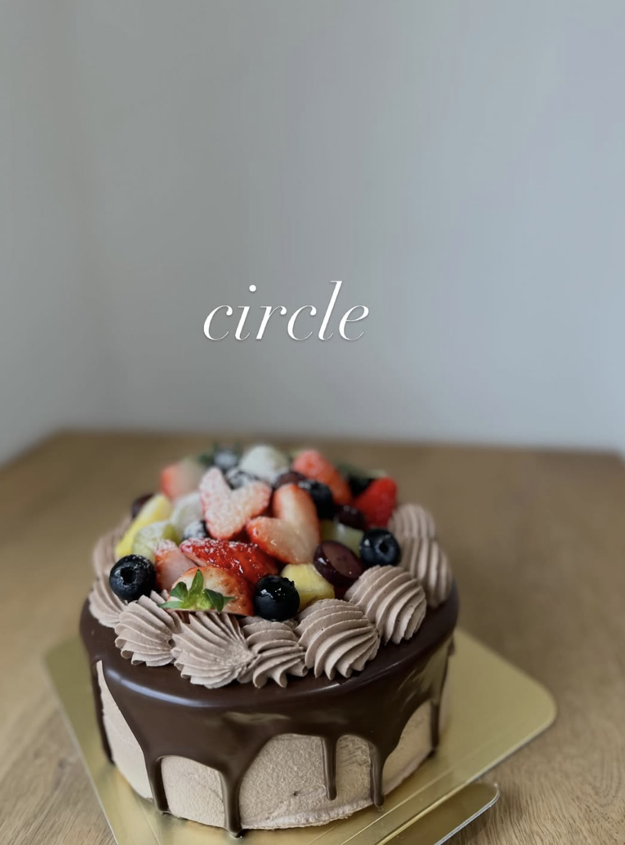 circleのフルーツとチョコレートのケーキ